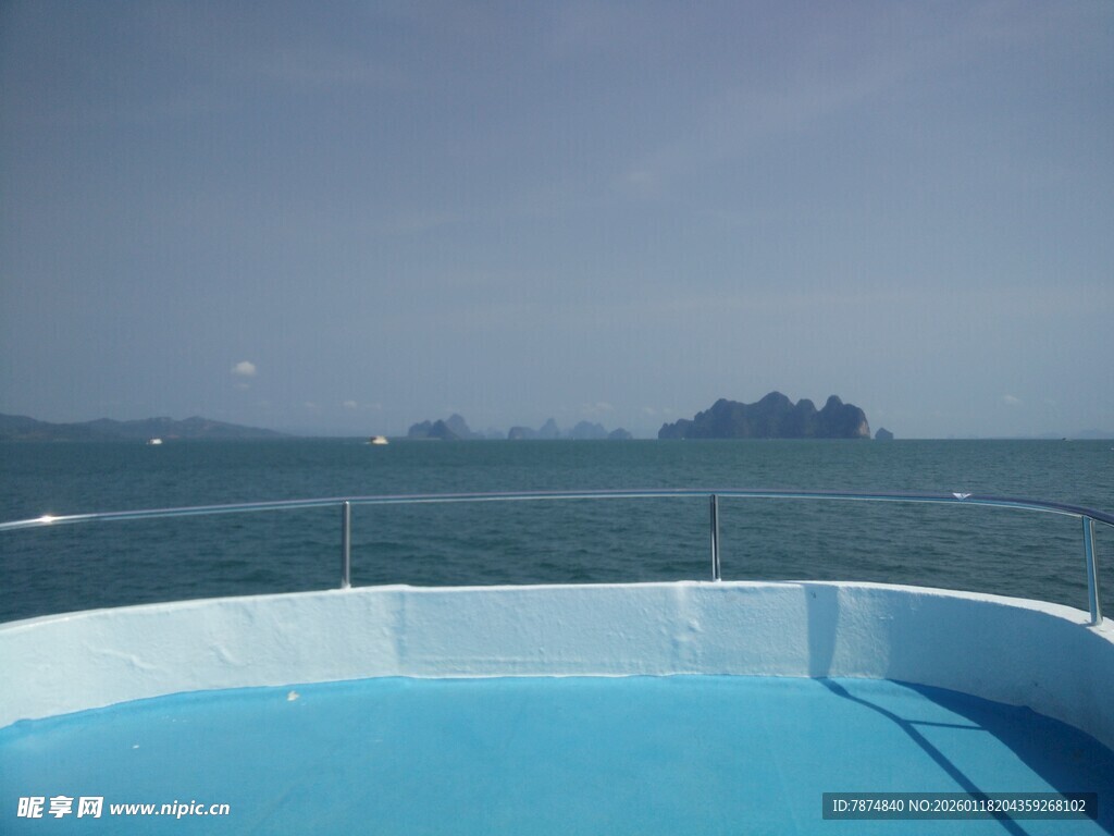海景泳池边的惬意风光