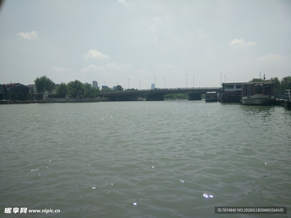 宁静湖水风光