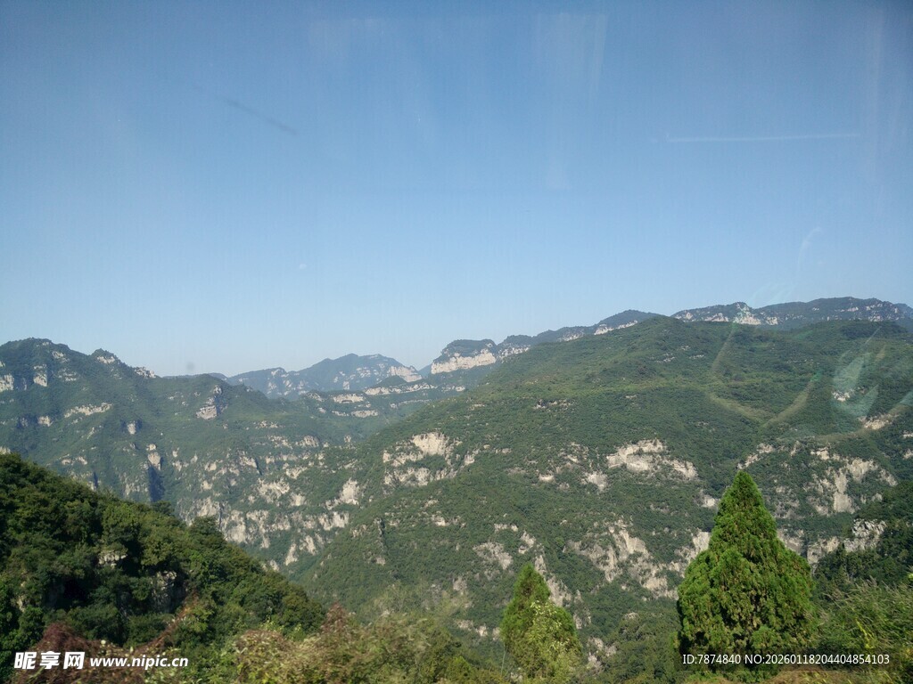 山峦间的秀丽景致