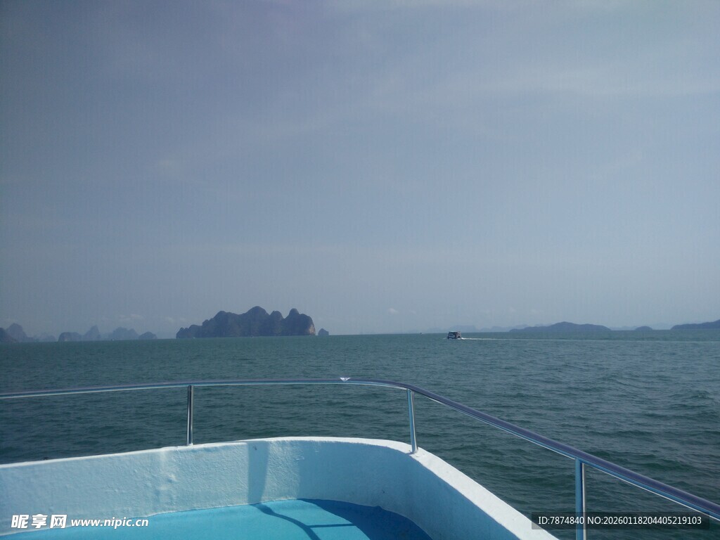 海上游船视角的远方岛屿