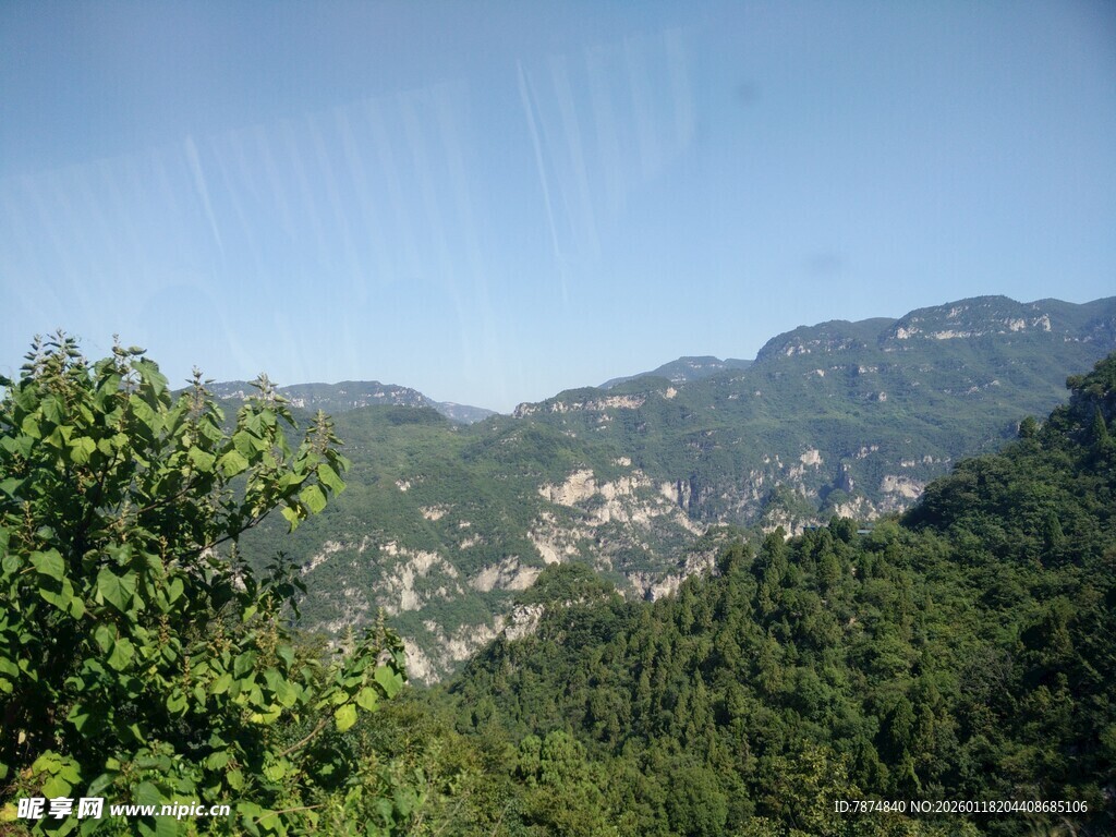 青山绿树间的秀丽山景
