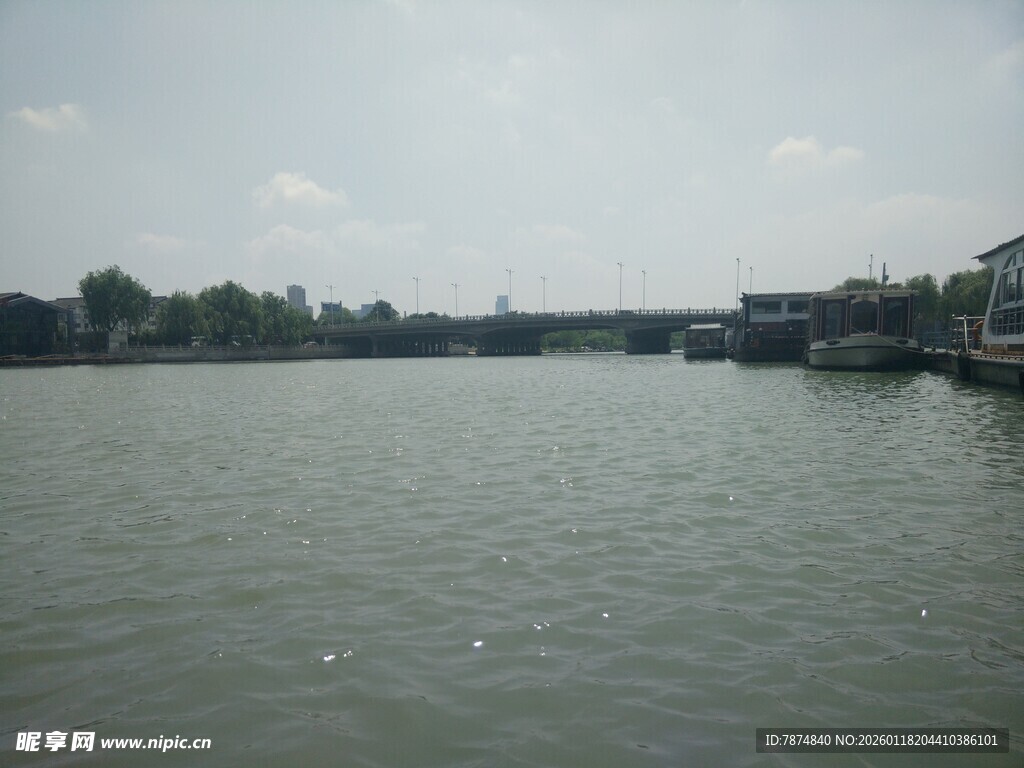 宁静河畔景观
