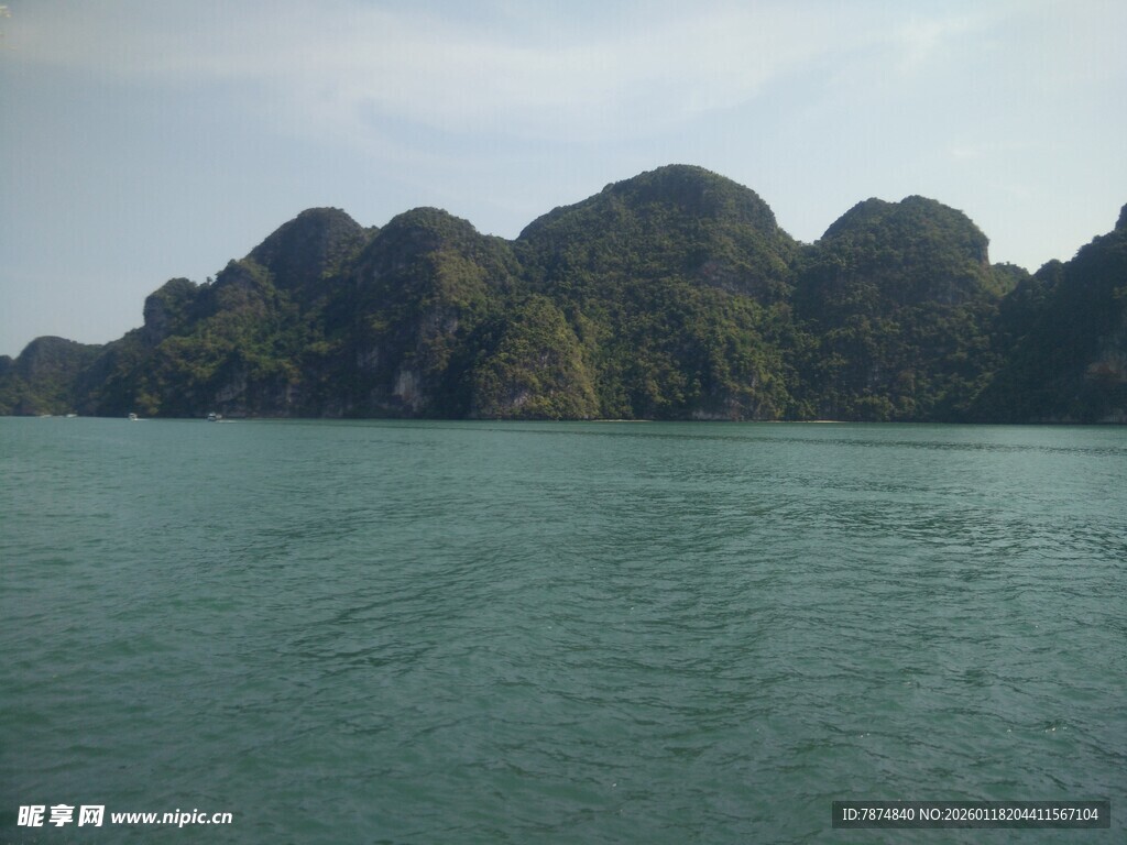 海上奇峰映衬碧绿湖水