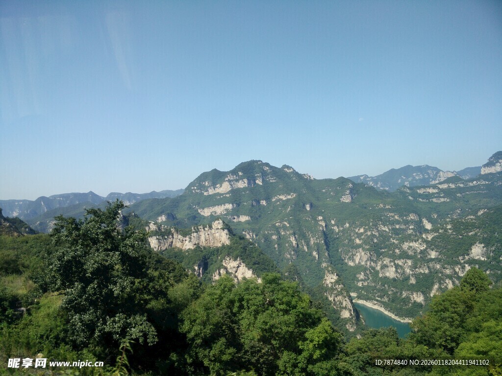 青山绿水间的壮美山景
