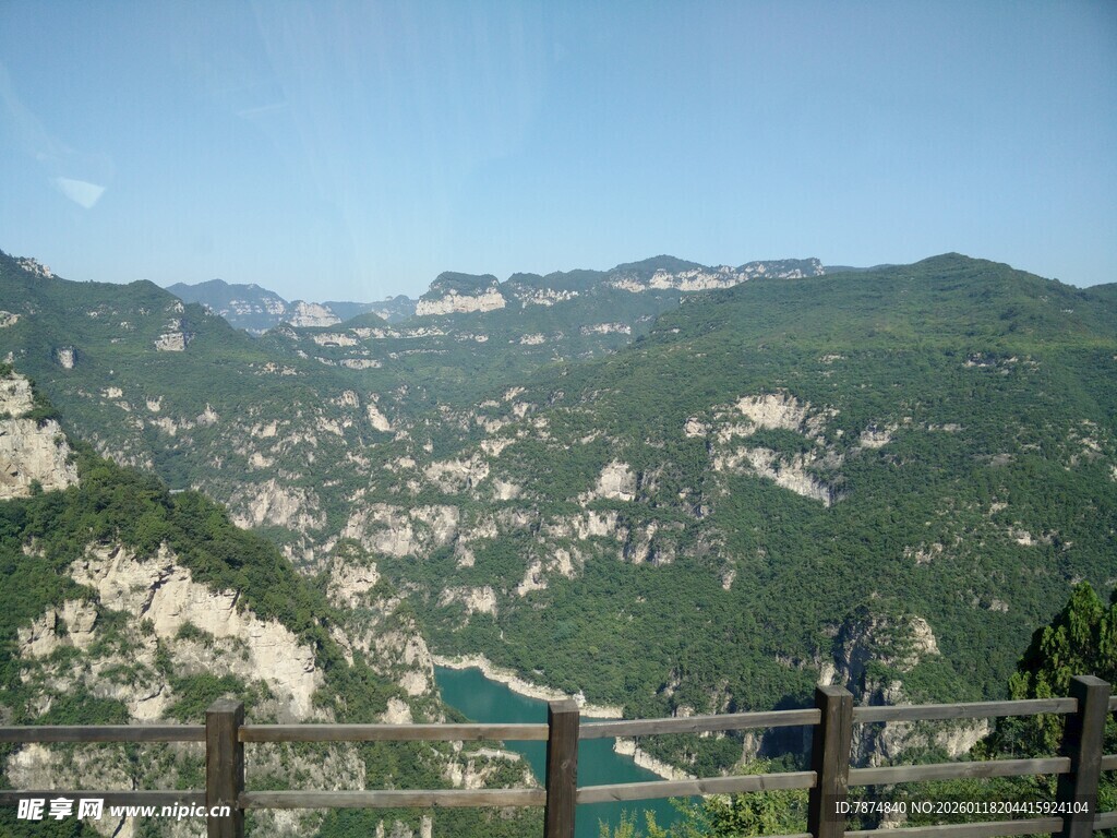 山间美景 观景者眺望远方