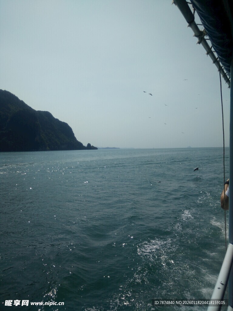 海上行船望青山
