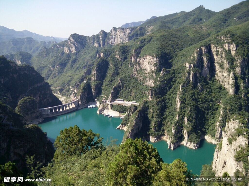 壮丽山水间的碧绿湖泊