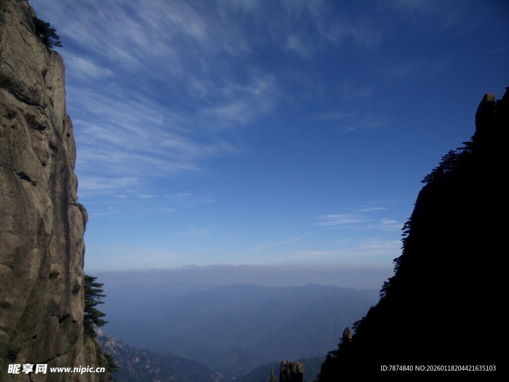 山间峭壁处的壮阔蓝天