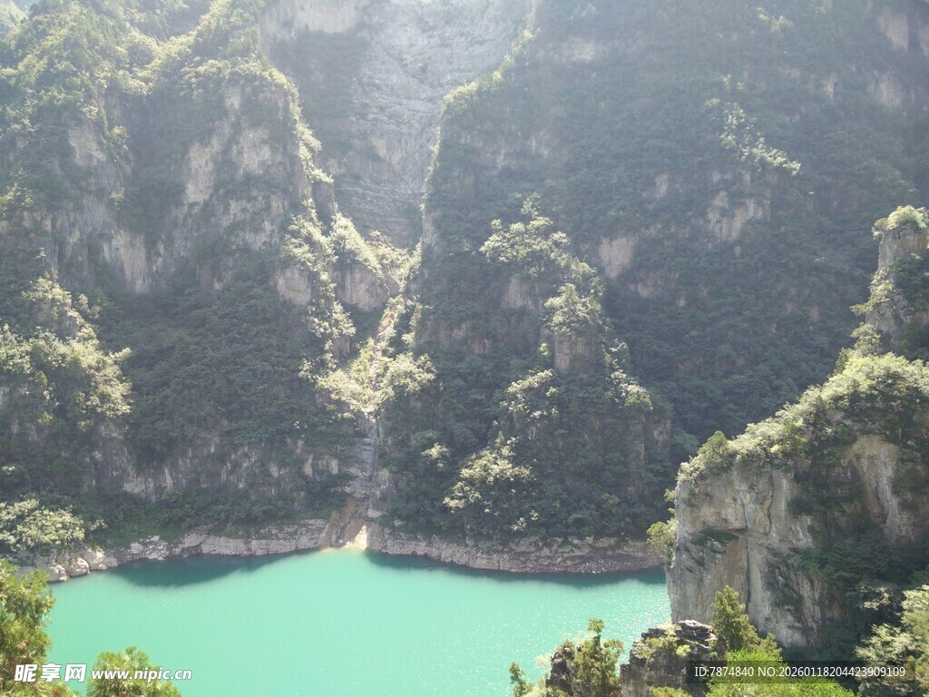 青山绿水间的秀丽峡谷