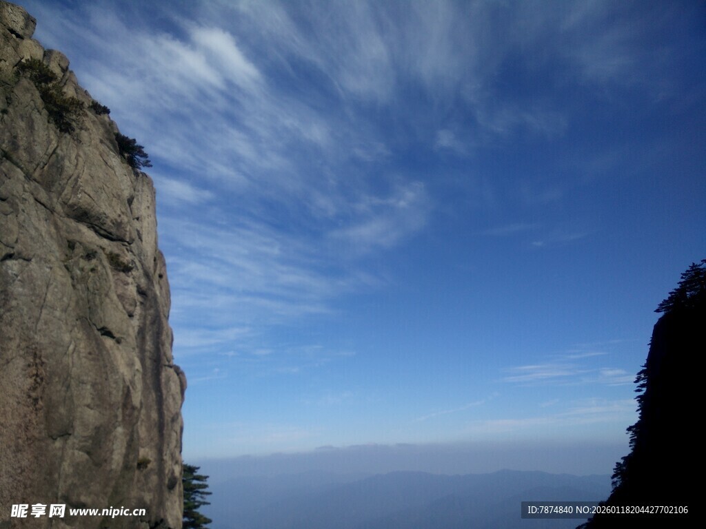 悬崖边的壮阔蓝天景观