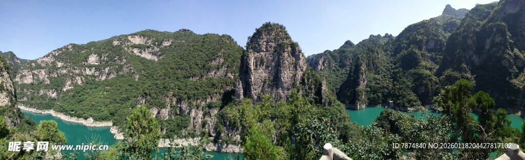 山间翠绿美景