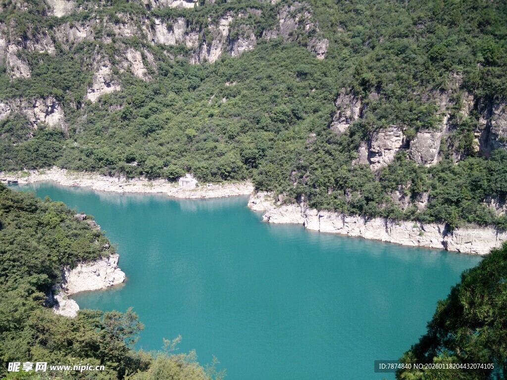 青山环绕的碧绿湖水