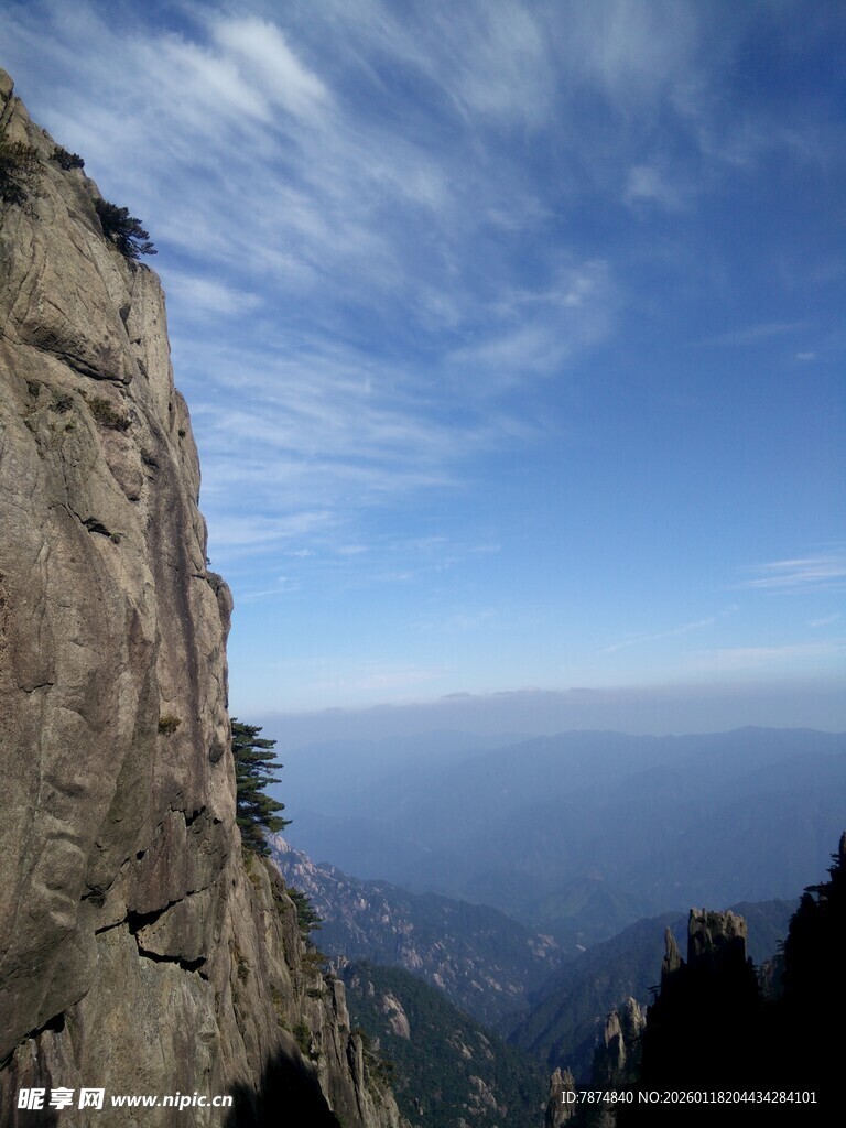 巍峨山峰映蓝天