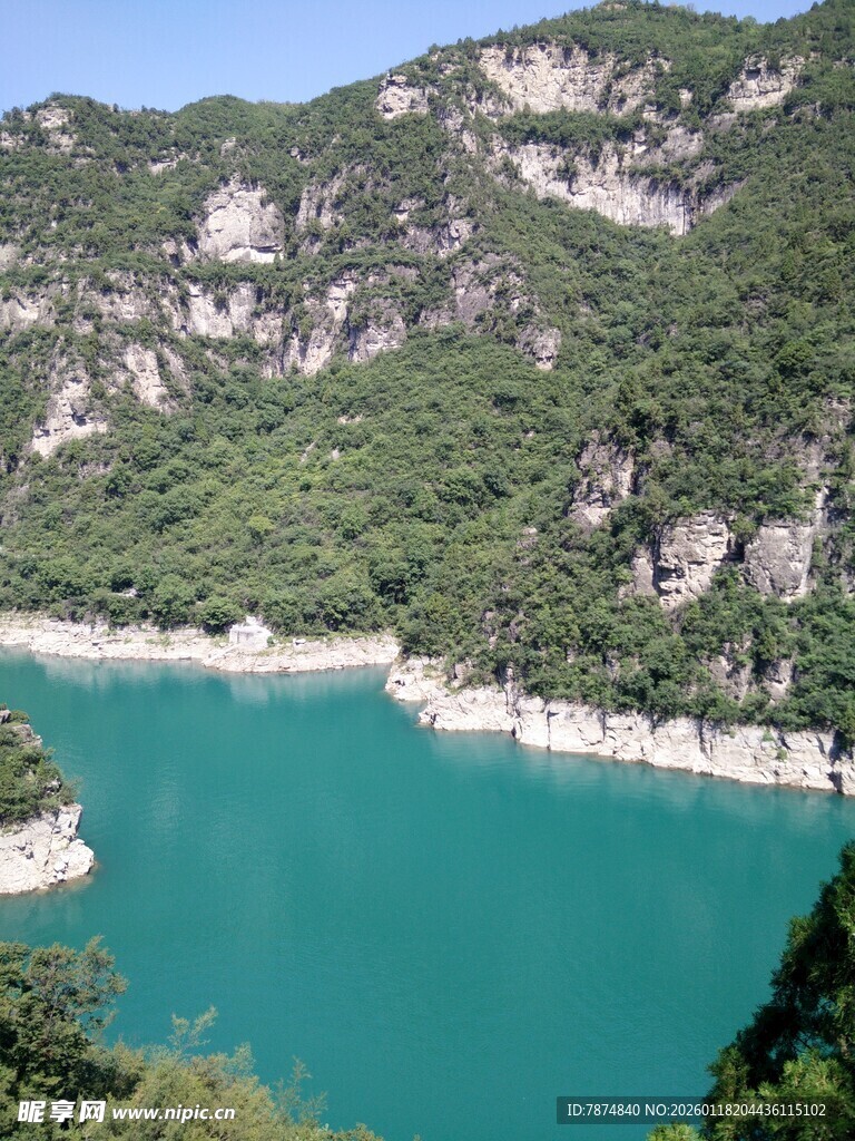 青山环抱的碧绿湖水