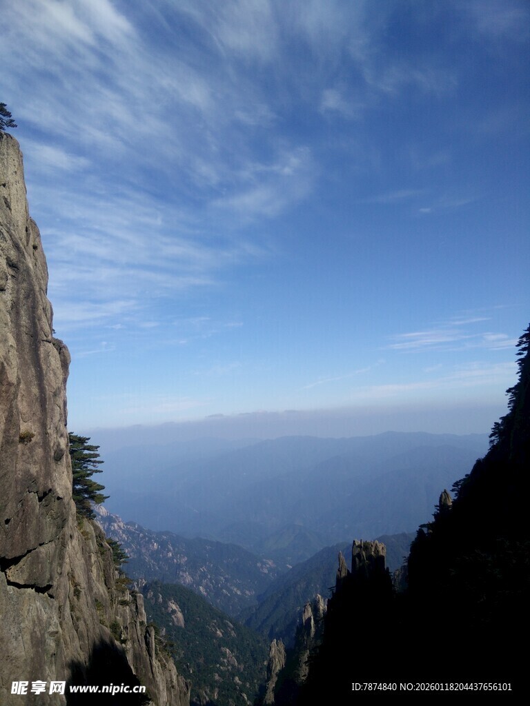 巍峨山峰与广阔蓝天景观