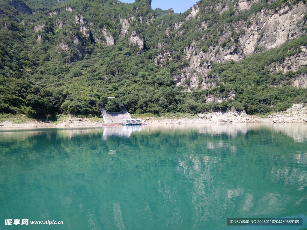 青山绿水间的静谧湖泊