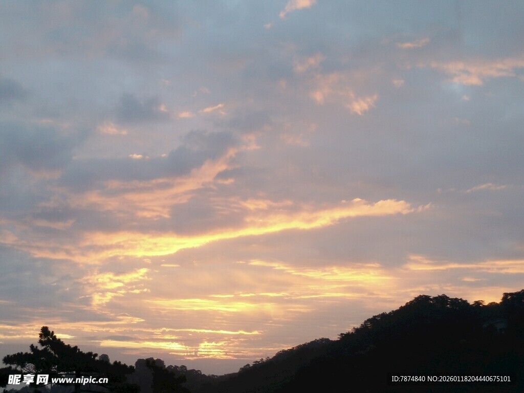 黄昏时分的山峦与绚丽云彩