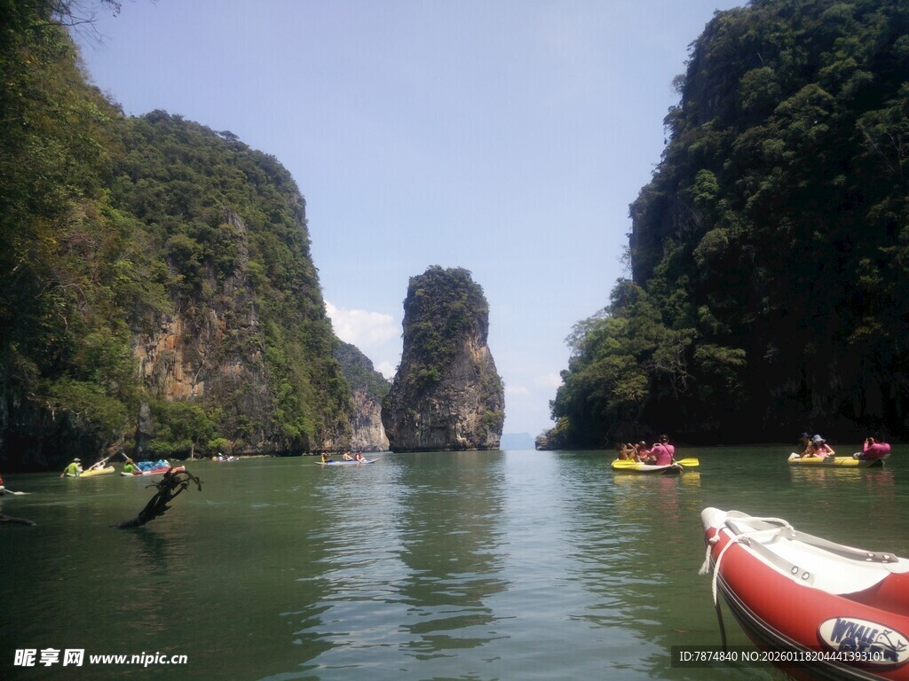 美丽海湾中的皮划艇之旅