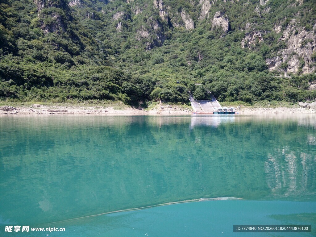 碧绿湖水与青山相映成趣