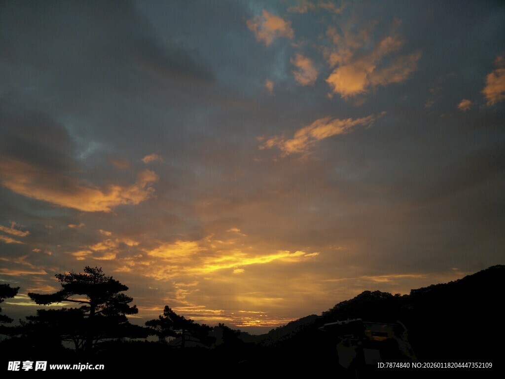 夕阳下的山峦与绚丽云彩