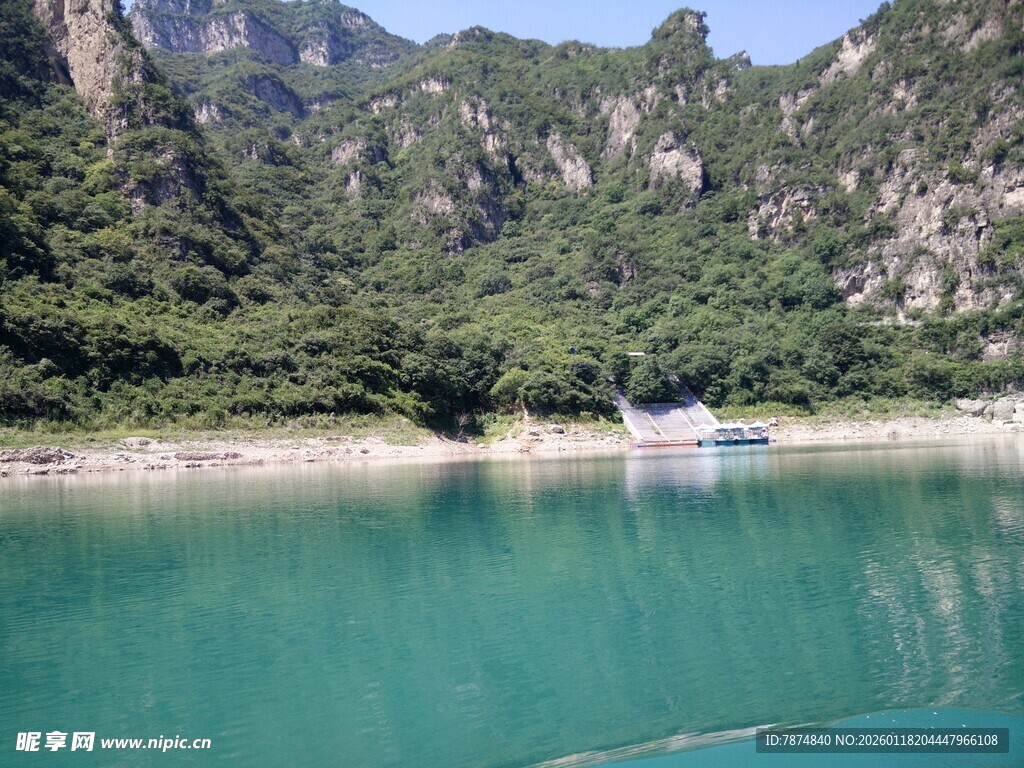 青山绿水间的澄澈湖水