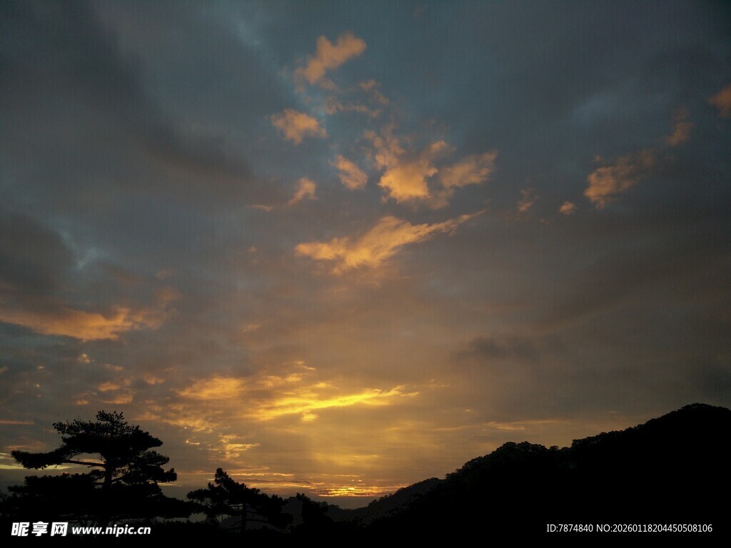 黄昏时分山间绚丽云霞