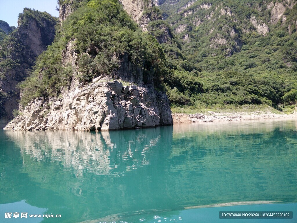 青山绿水间的澄澈湖水