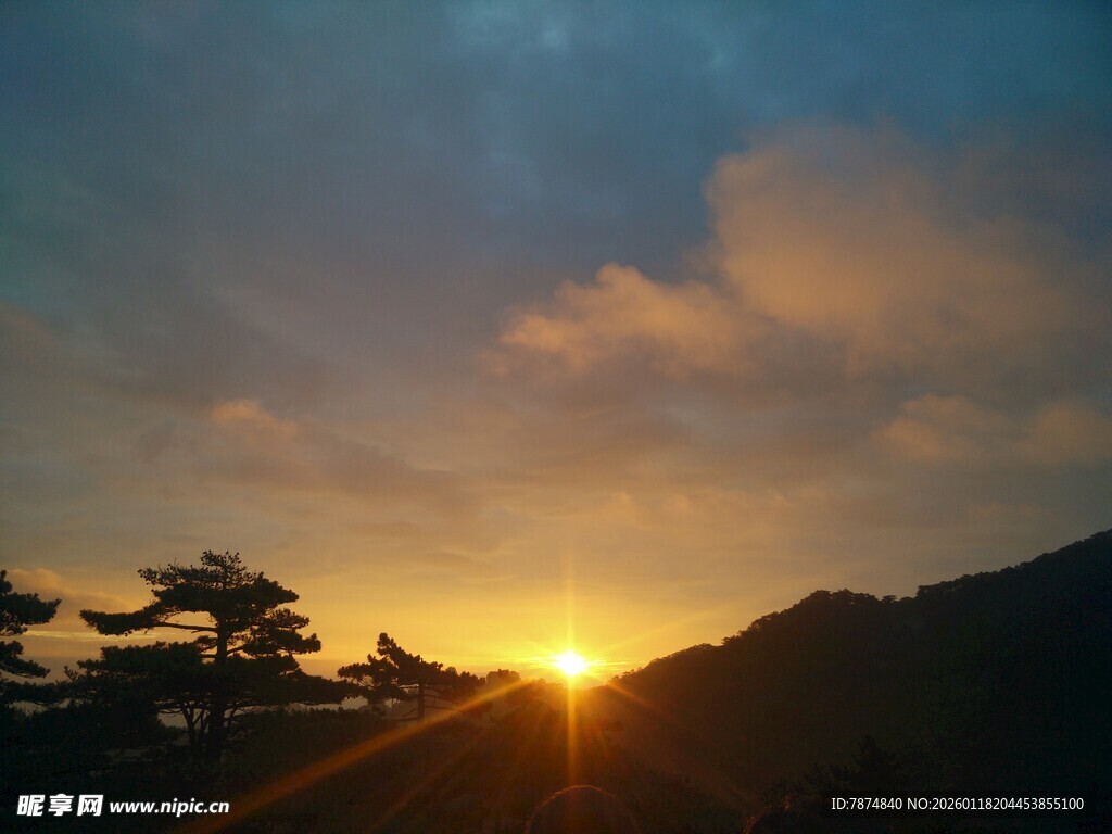 山间日落美景