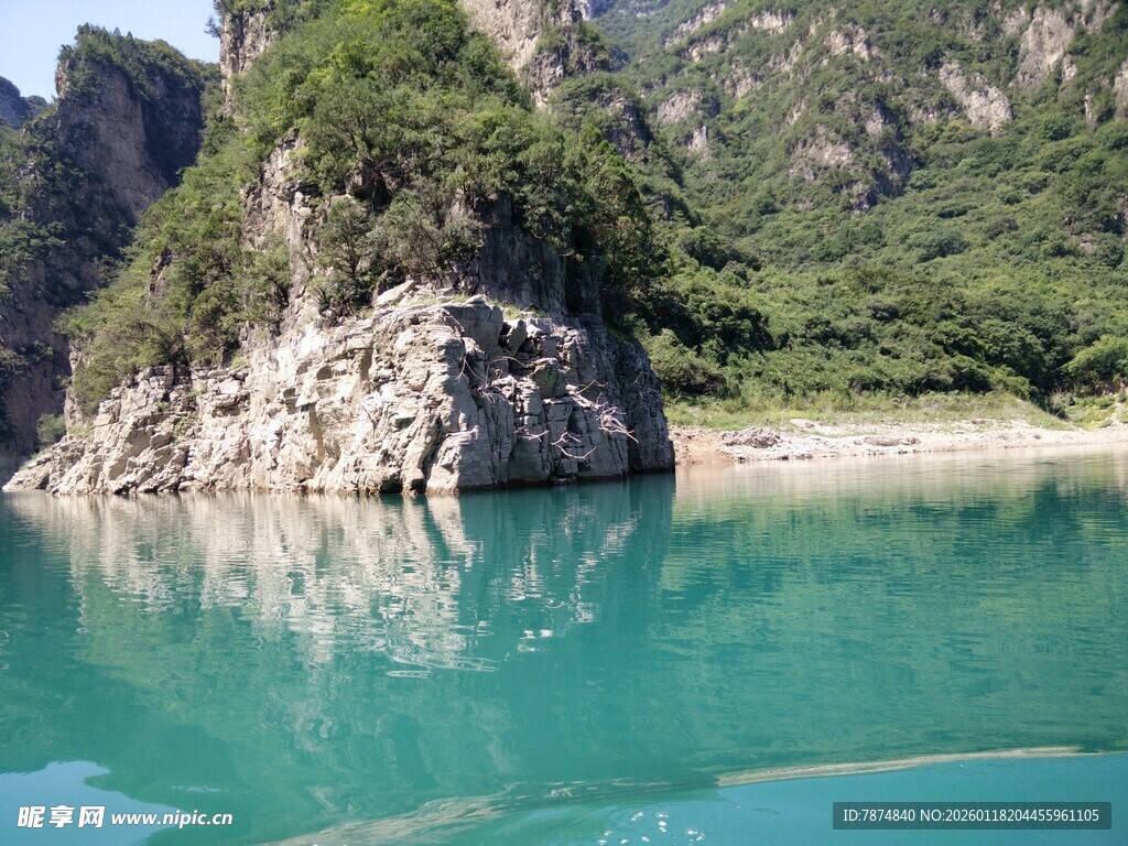 青山绿水间的静谧湖泊
