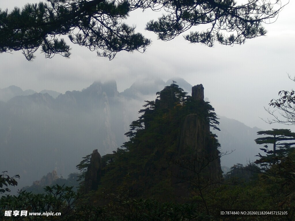 云雾缭绕的壮美山峰