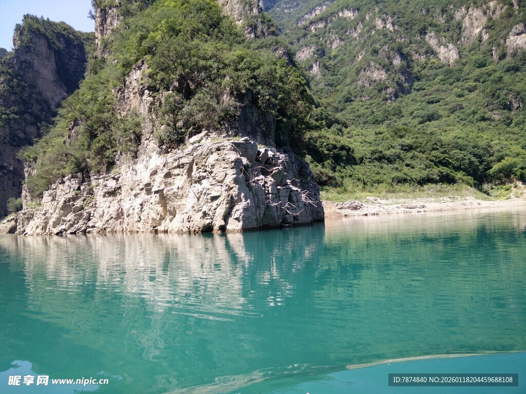 青山绿水间的澄澈湖水