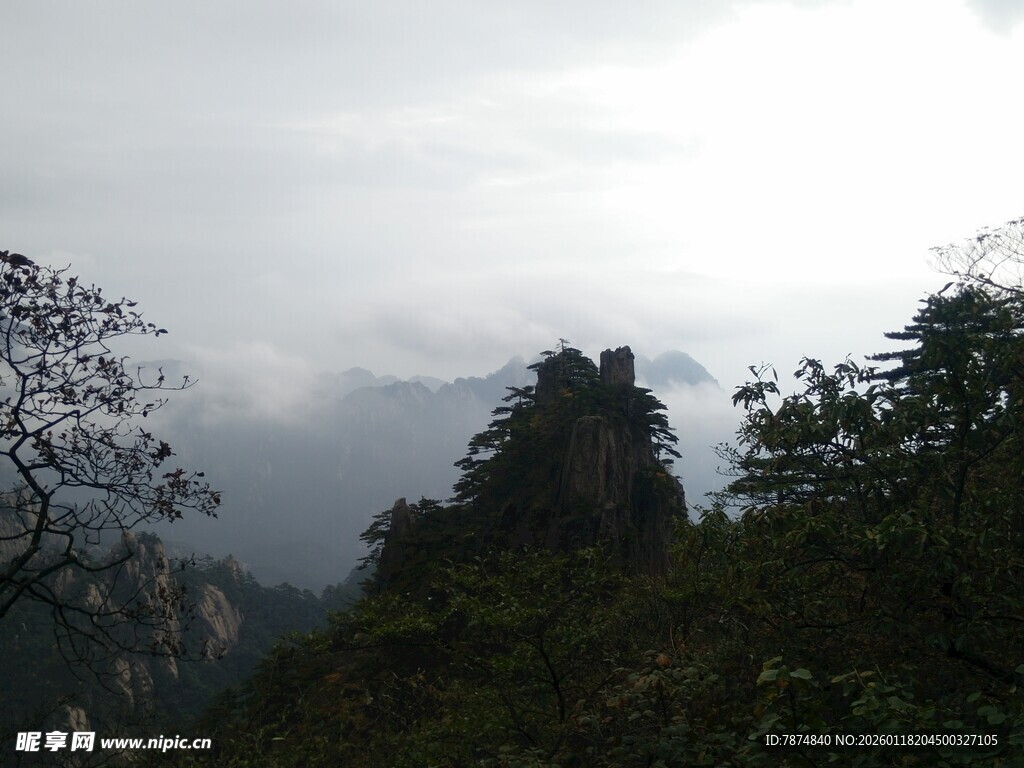 云雾缭绕的峻峭山峰