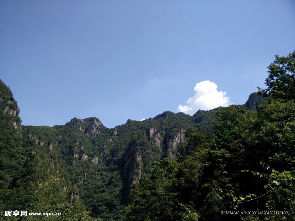 青山翠谷间的秀丽风光