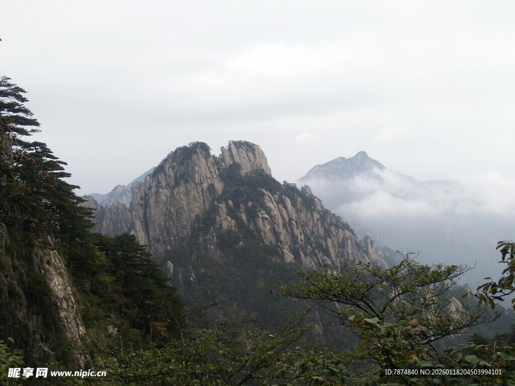 云雾缭绕的壮美山峰