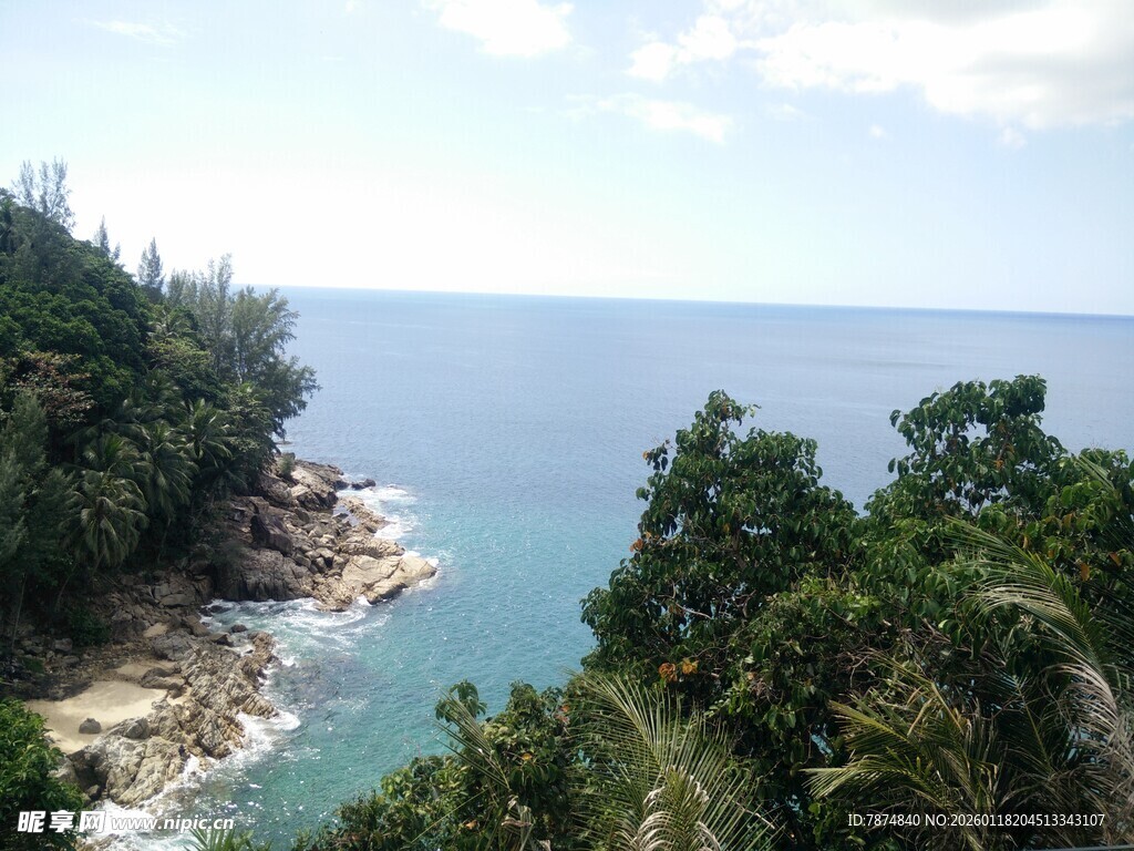 海岸绿树环绕的美丽海景