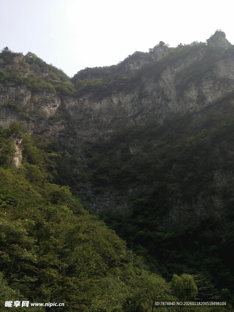 青山巍峨的壮丽山景