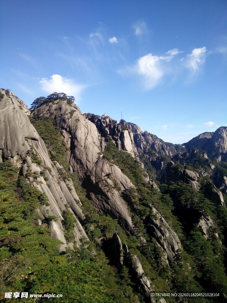 壮丽山景 峻峭奇峰入云端