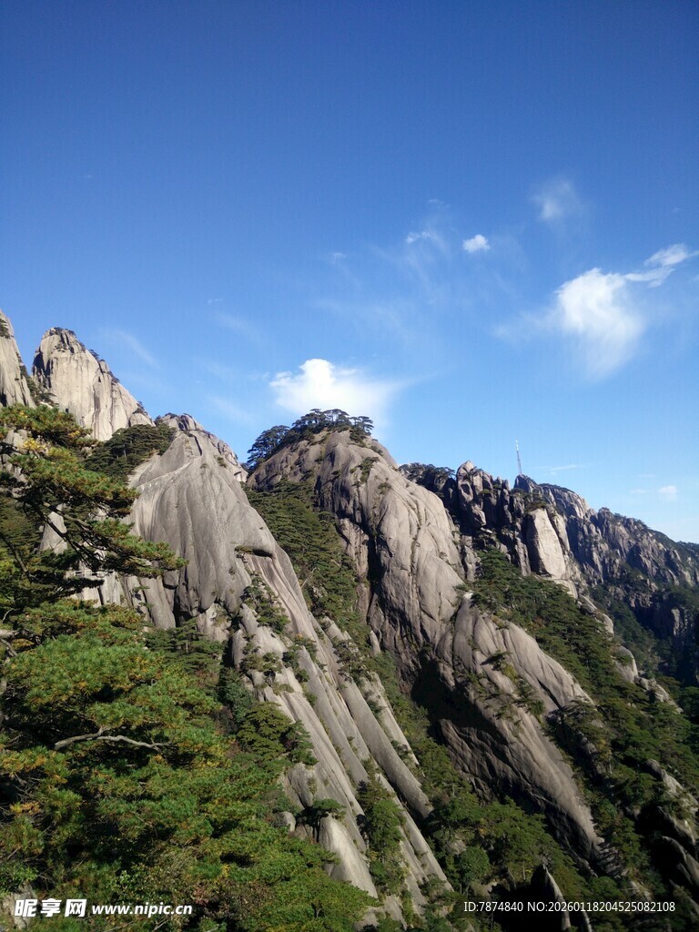 巍峨峻峭的壮丽山峰景色