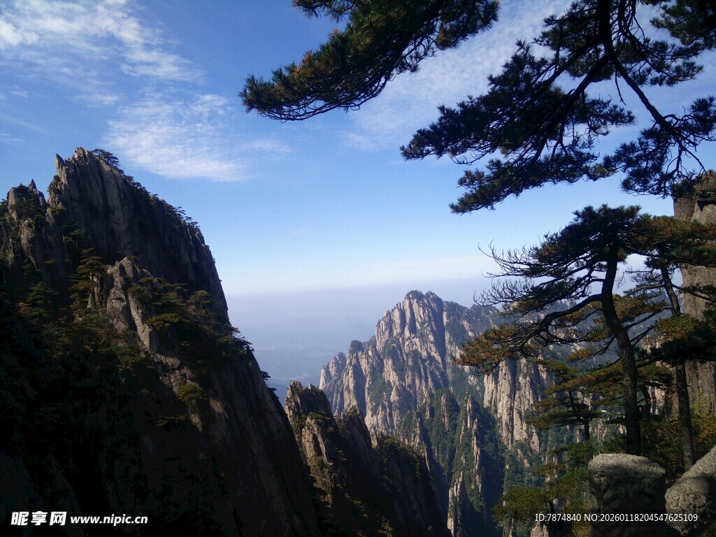黄山奇峰与苍松美景