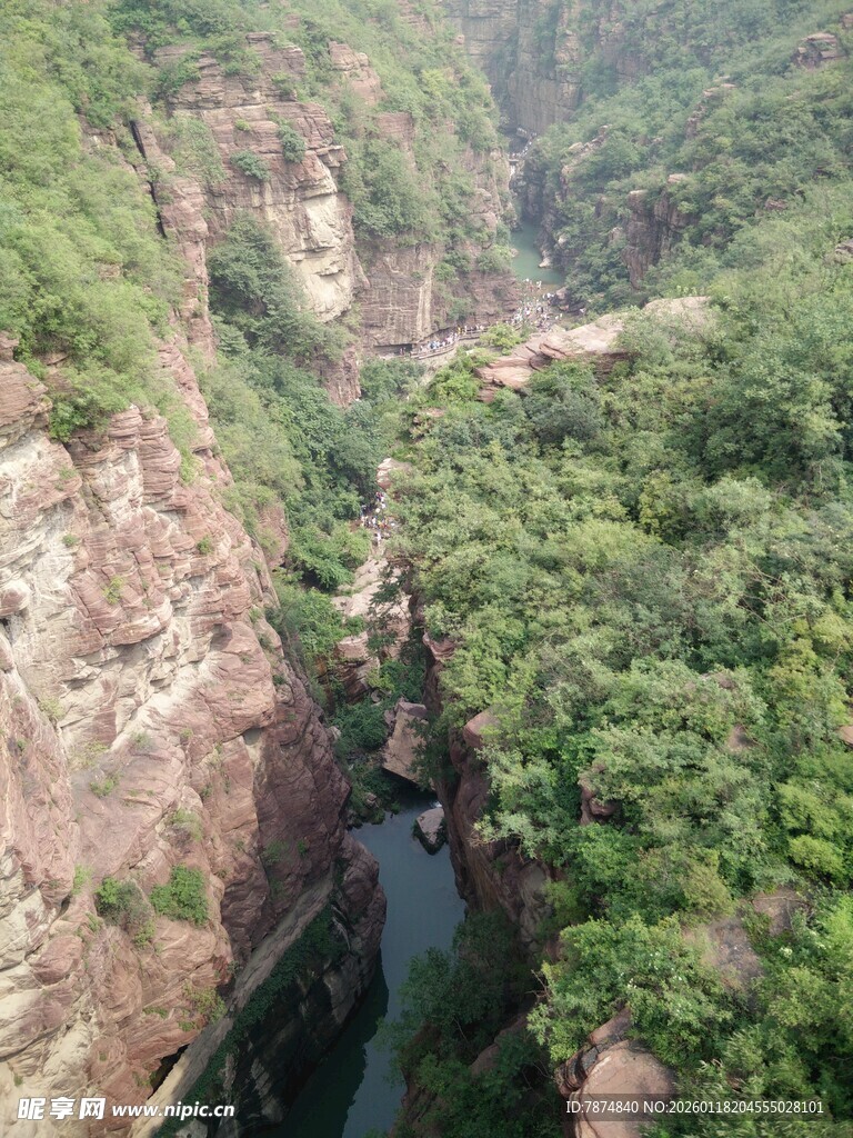 峡谷间的翠绿溪流景观
