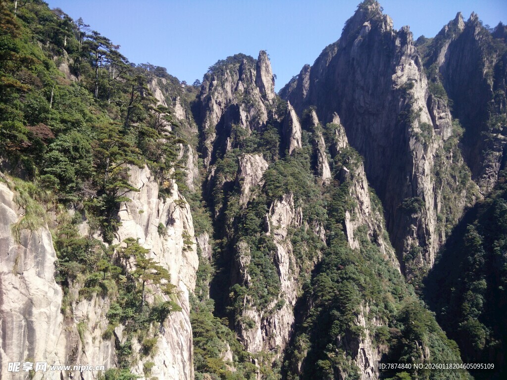壮丽巍峨的山峰景观