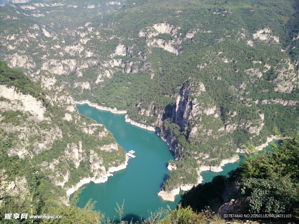 高山环抱的碧绿湖泊