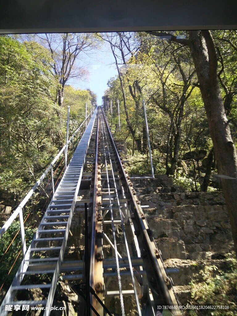 山林中的木质阶梯步道