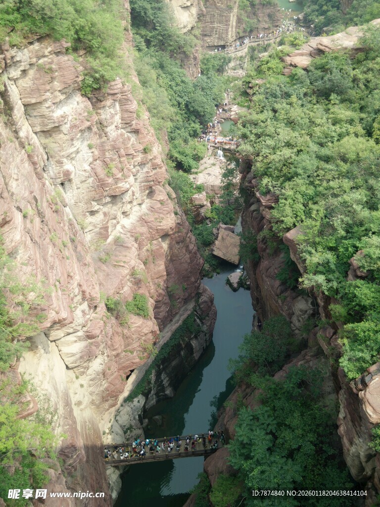 峡谷间的桥梁与壮丽风光