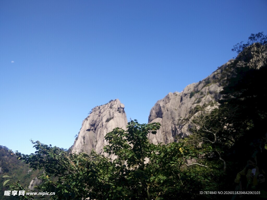 巍峨山峰与葱郁植被
