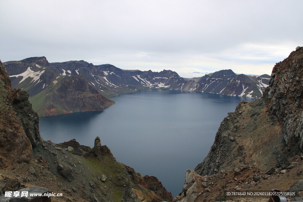 壮丽高山湖泊美景