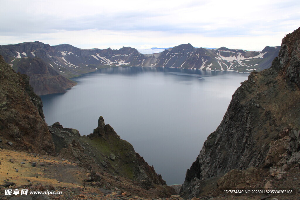 壮丽高山湖泊景观