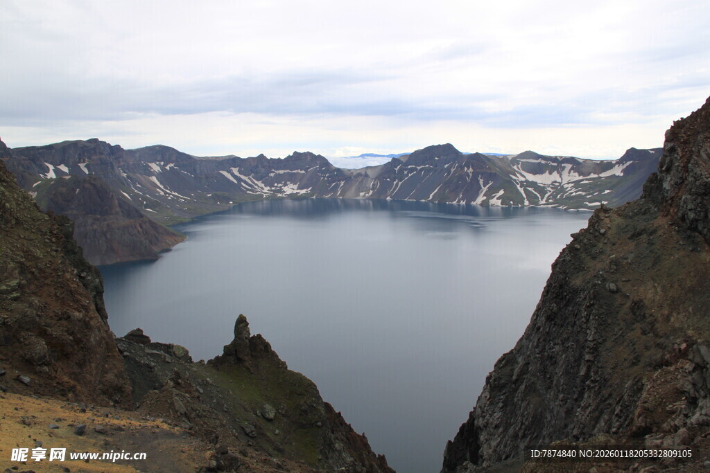 壮丽高山湖泊风景图