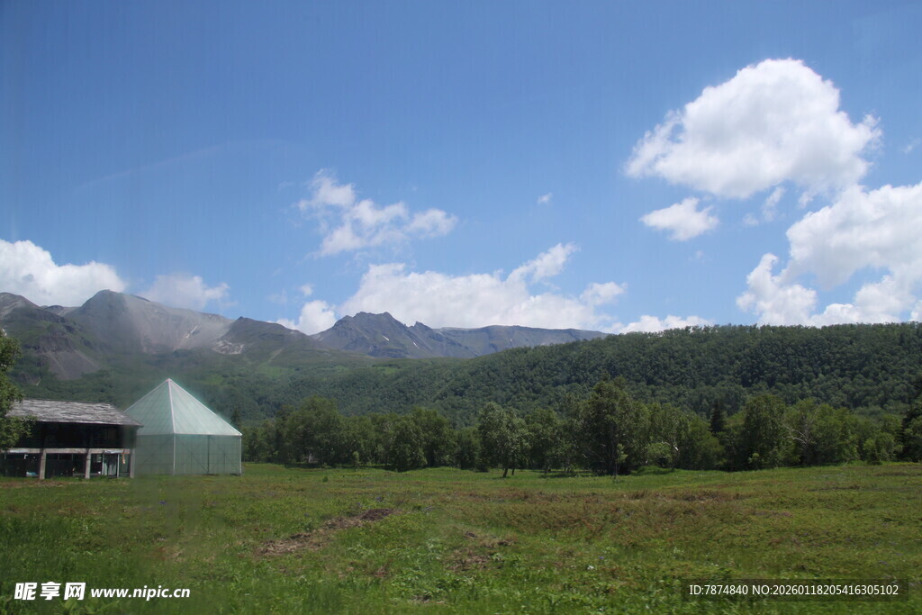 草原上的帐篷与远山美景