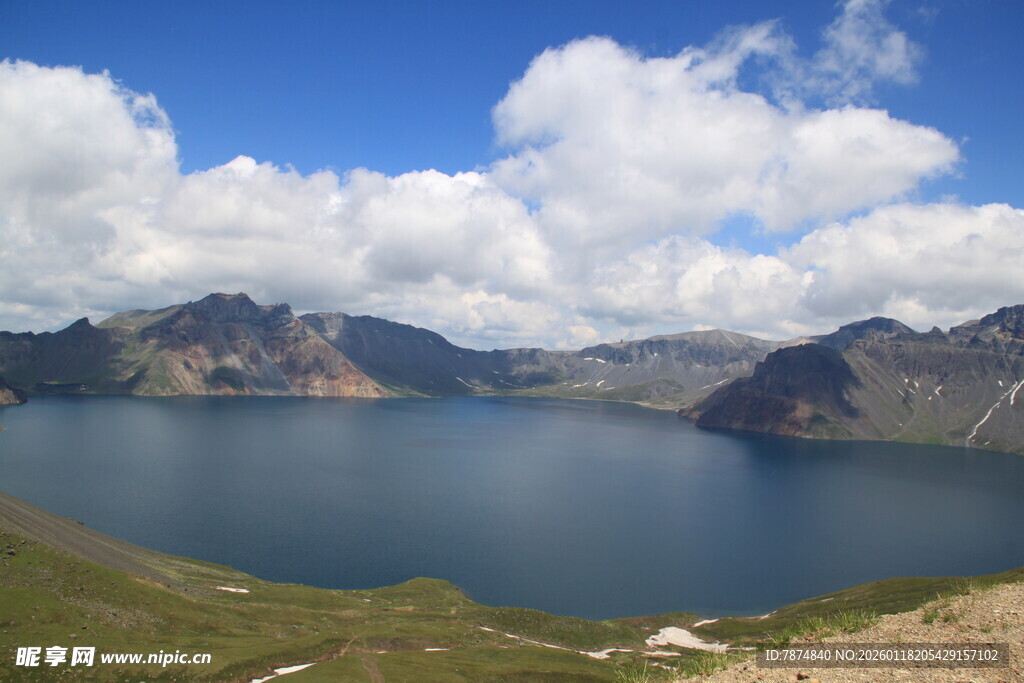 高山湖泊美景